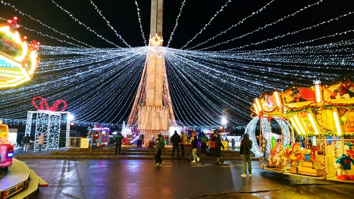 Perdea de lumini, agățată de obelisc. FOTO Iulian Bunilă