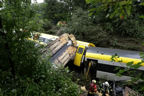 BREAKING Un tren cu 100 de pasageri a deraiat în Germania. Mai multe persoane au murit
