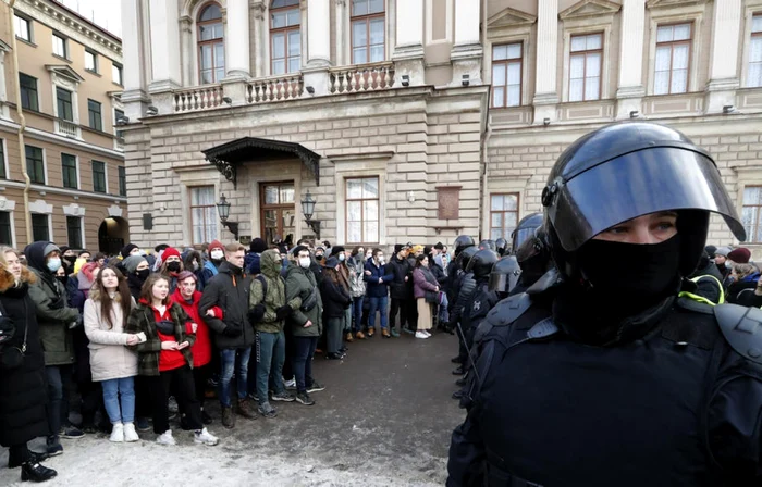 Tineri din Sankt Petersburg protestând faţă de regimul Putin şi arestarea lui Navalnîi FOTO EPA-EFE