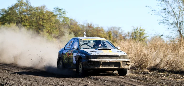 Pilotul Igor Vrabie la volanului unui Subaru preparat pentru autocross