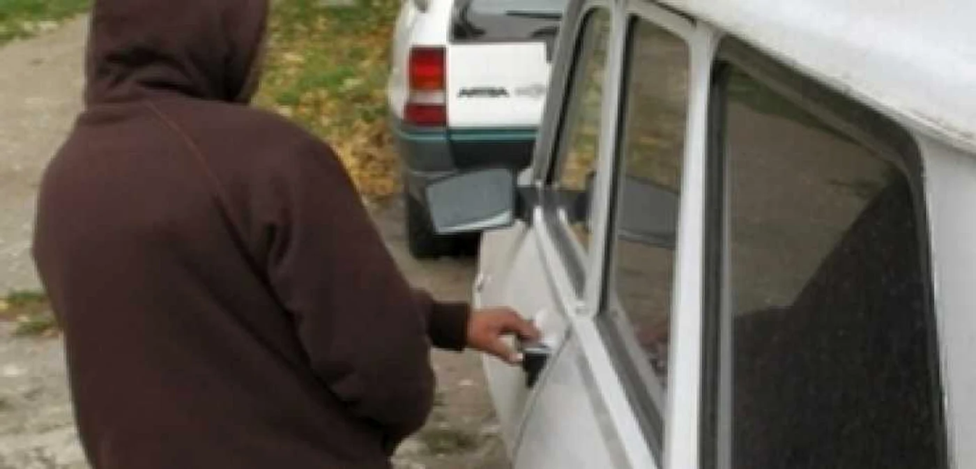 Suceava: Minor prins în timp ce fura un casetofon dintr-o maşină