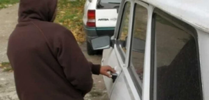 Suceava: Minor prins în timp ce fura un casetofon dintr-o maşină