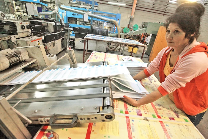 
    Tipografiile au început să imprime cărţile de engleză, comunicare, matemetică şi explorarea mediului pentru clasele întâi şi a II-aFoto: Roberto Sălceanu  