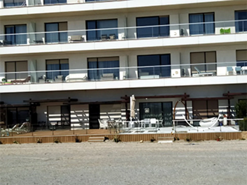 Apartamentul de două camere este situat la parter, cu acces la plajă