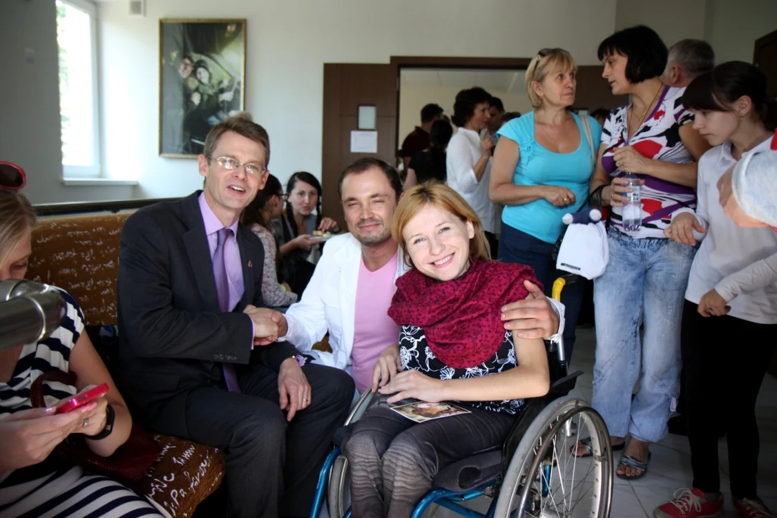 ambasadorul marii britanii la chisinau phil batson acte de caritate