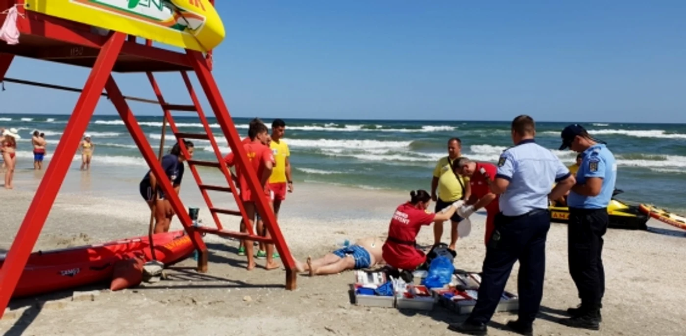 Turist resuscitat pe plajă FOTO: ISU Dobrogea