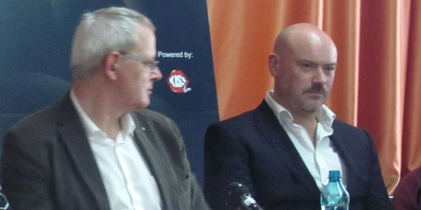 Regizorul irlandez Declan Cassidy (dreapta), alături de preşedintele juriului Comedy Cluj, Thom Palmen (stânga)