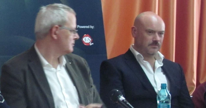 Regizorul irlandez Declan Cassidy (dreapta), alături de preşedintele juriului Comedy Cluj, Thom Palmen (stânga)