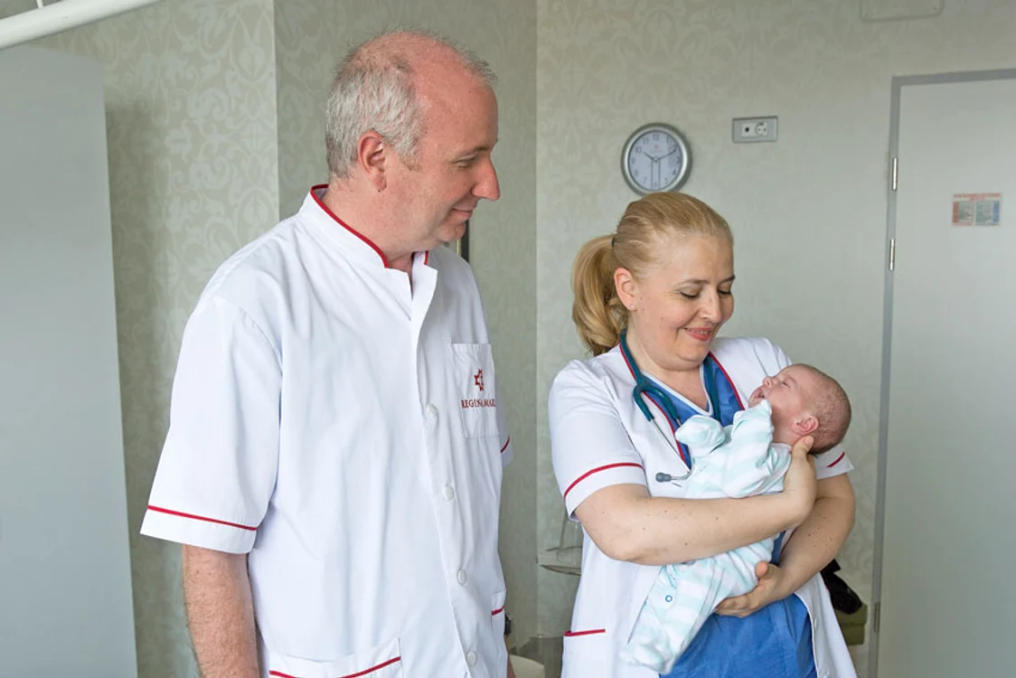 
    Cutia toracică a bebeluşului, înainte şi după operaţia care a durat două oreFoto: Spitalul “Regina Maria”   