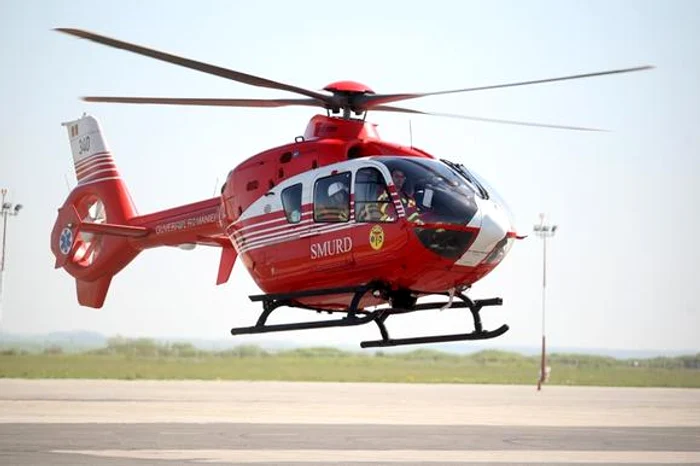 
    Copilul va fi transportat la spital cu un elicopter SMURD  