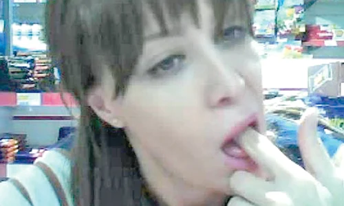 Cătălina (în spate) lucra  împreună  cu sora ei, Sara,  într un magazin  sătesc png