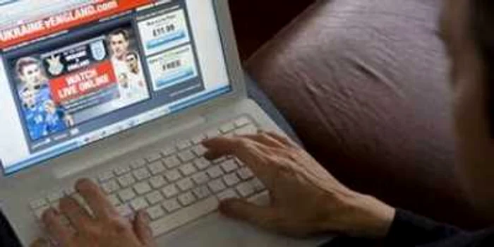 Internetul îi poate feri pe bătrâni de demenţă - studiu