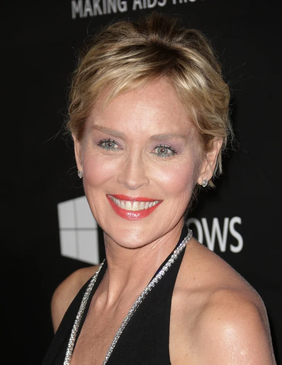 Sharon Stone a optat pentru o ţinută casual şi a renunţat la sutienfoto:Hepta