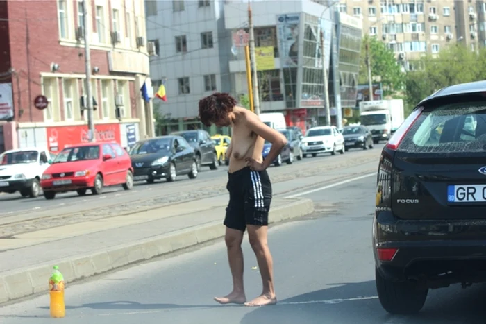 Femeia s-a plimbat desculță printre mașini
