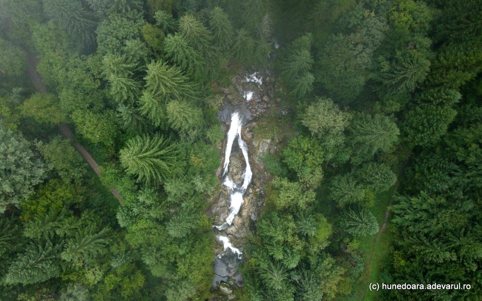 Ce făceau turiștii români pe munte, în trecut. „Refugiul din Retezat, murdar și zgomotos. Abundență de conserve aruncate”
