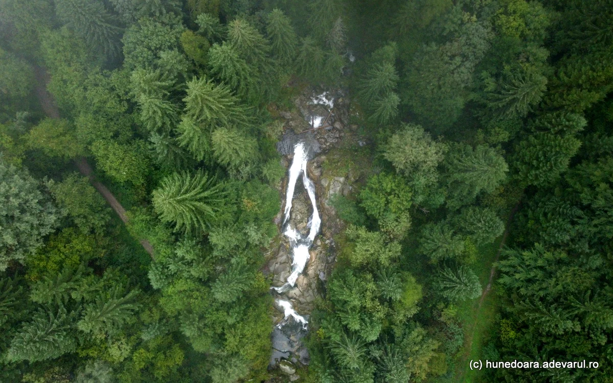 Cascada Lolaia din Retezat. Foto Daniel Guță. ADEVĂRUL