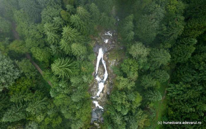 Cascada Lolaia din Retezat. Foto Daniel Guță. ADEVĂRUL