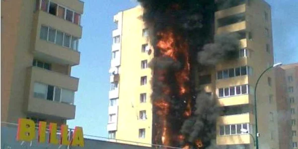 Incendiul a afectat 21 de apartamente