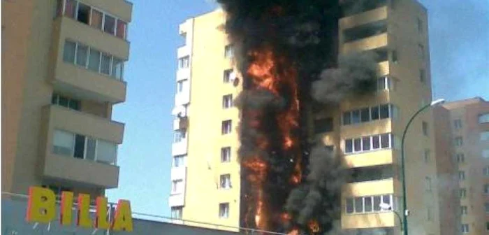 Incendiul a afectat 21 de apartamente