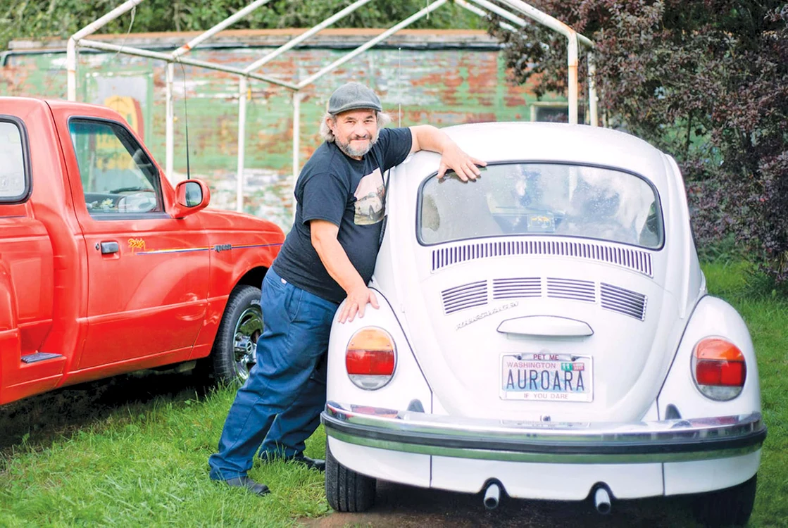 Edward Smith susţine că cel mai mult se simte atras de maşinile Volkswagen. „Broscuţa” Vanilla, un Volkswagen Beetle, este partenera americanului din 1982
