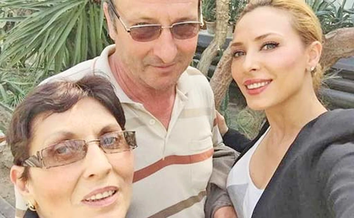 
    Iulia, alături  de părinții ei    