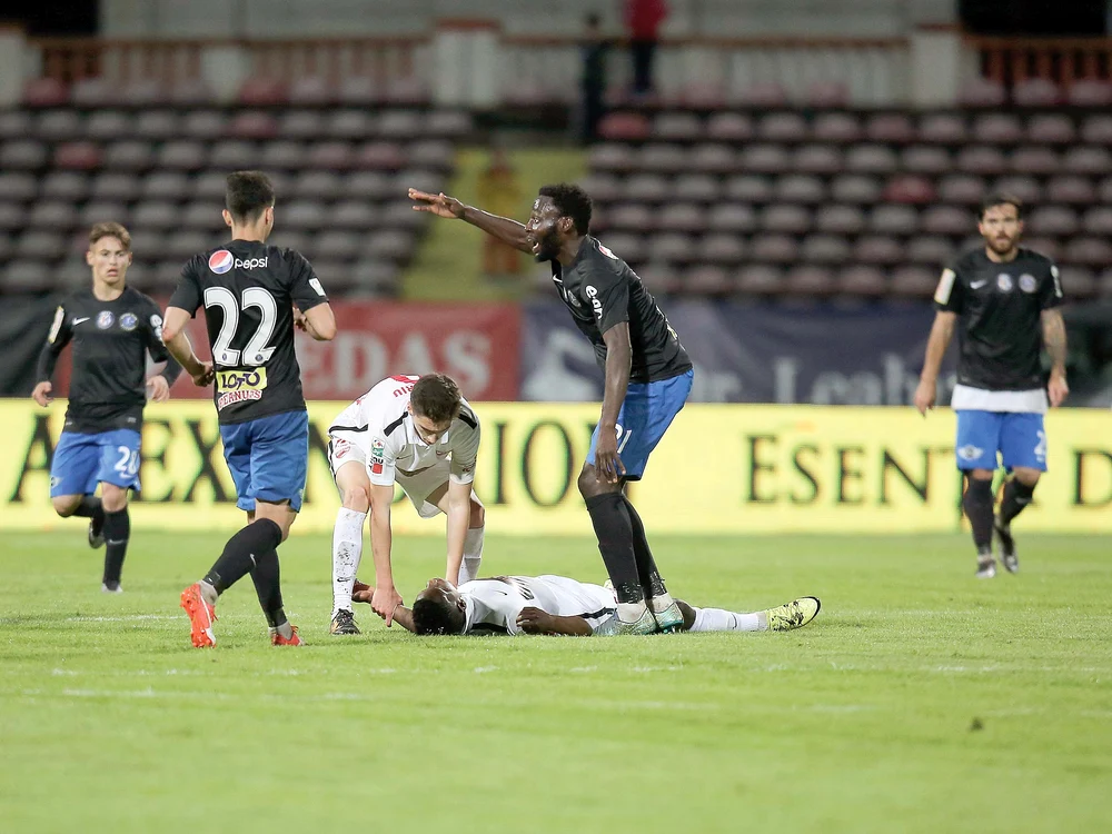 Fotbalistul Patrick Ekeng, care s-a prăbuşit vineri seara pe gazon, avea probleme grave cu inima. Raportul medicilor legişti e cutremurător. În plus, nici n-a beneficiat de o resuscitare corectăFoto: Inquam photos