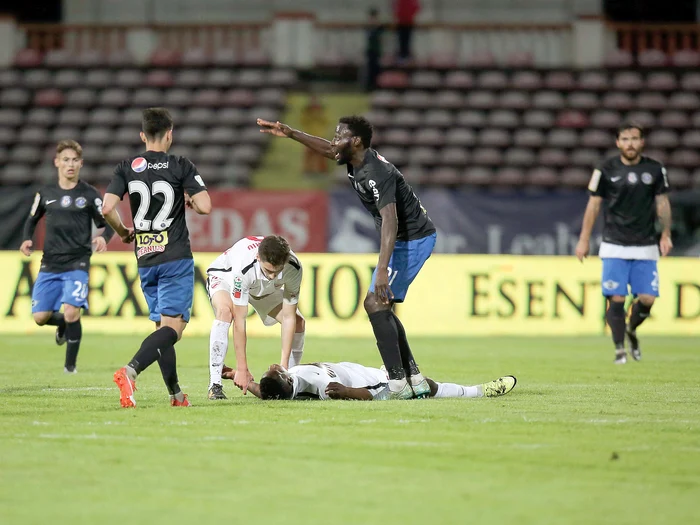 Fotbalistul Patrick Ekeng, care s-a prăbuşit vineri seara pe gazon, avea probleme grave cu inima. Raportul medicilor legişti e cutremurător. În plus, nici n-a beneficiat de o resuscitare corectăFoto: Inquam photos