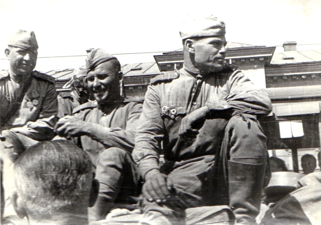 Soldaţii sovietici, fotografiaţi după intrarea în București