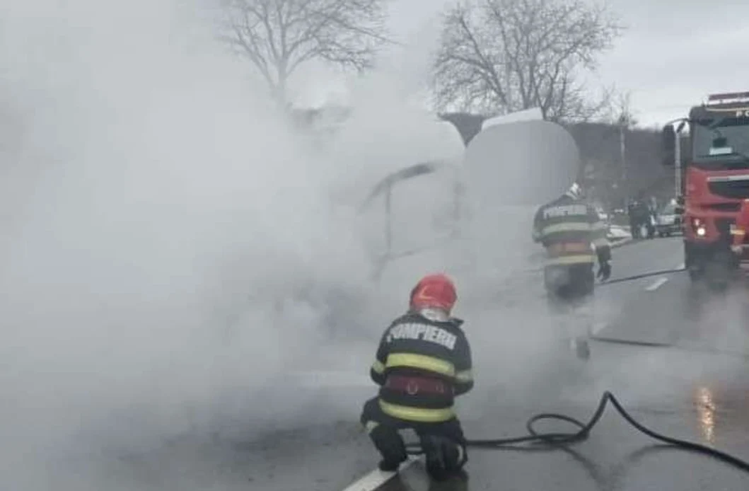 Pasagerii s-au autoevacuat. FOTO ISU Neamț