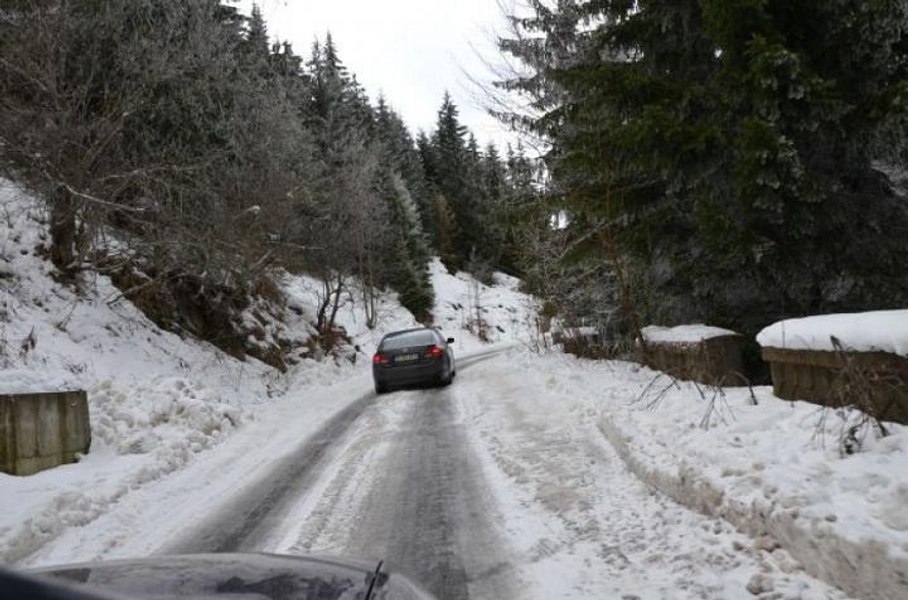 Drumul către Cota 1400 din Sinaia a fost închis, duminică, din cauza vremii