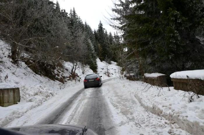 mașină pe drum înzăpezit, cota 1400