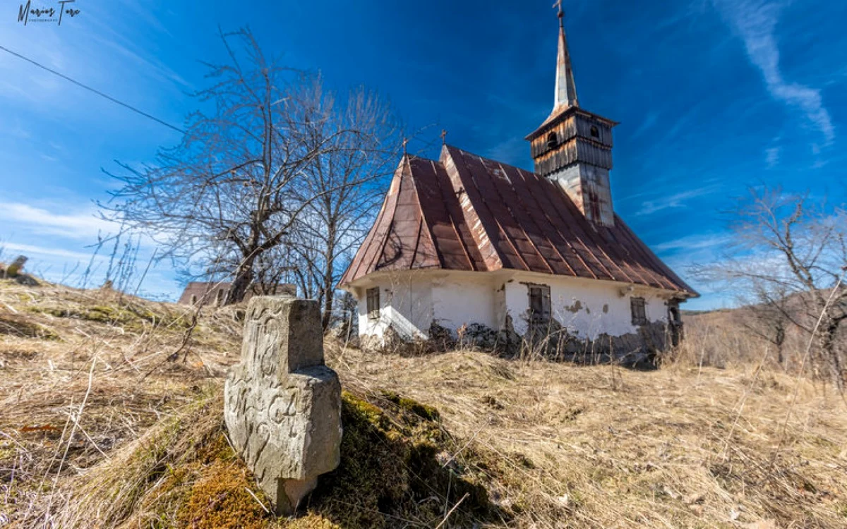 Biserica din Străuţi. aproape ruinată. Foto: Marius Turc.