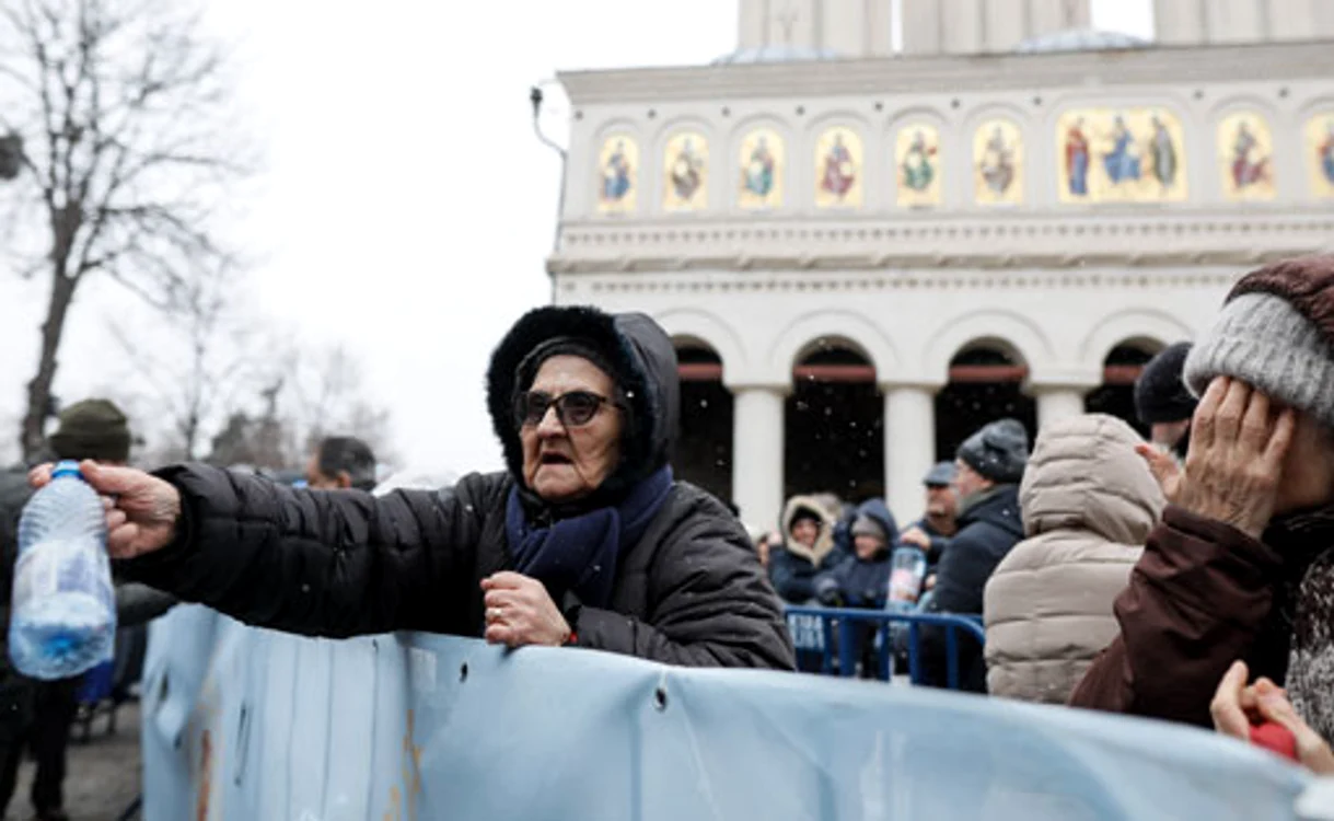 Agheasma mare, strânsă în sticle de plastic