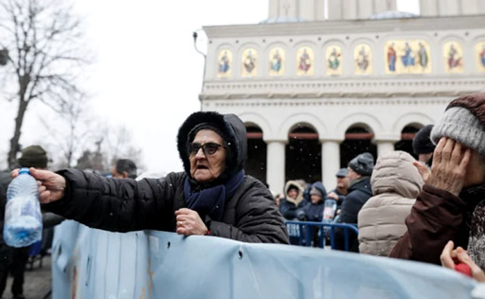 
    Agheasma mare,  strânsă în sticle  de plastic   