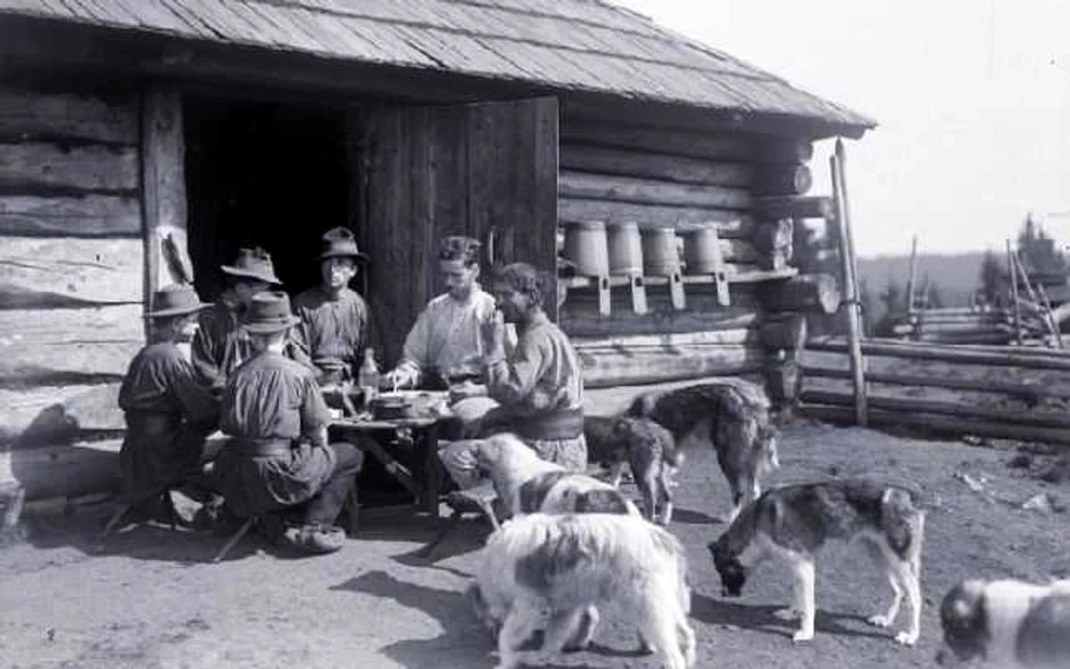Ciobani la masă FOTO: Adolphe A. Chevallier, 1930