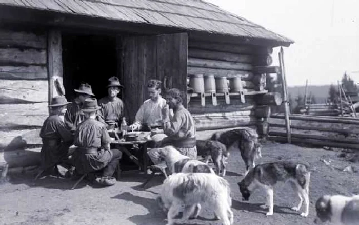 Ciobani la masă FOTO: Adolphe A. Chevallier, 1930