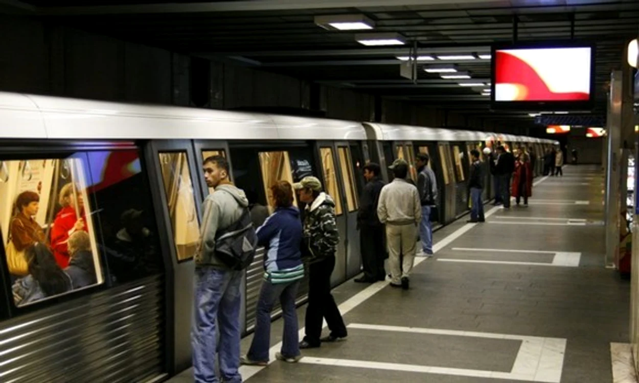 
    O persoană a căzut la metrou pe calea de rulare   