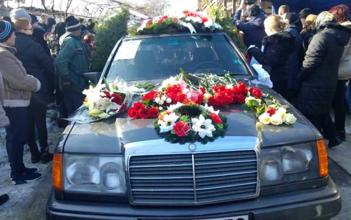 Cortegiul funerar a fost format din sute de persoane care au ţinut să îi aducă un ultim omagiu Alexandrei
