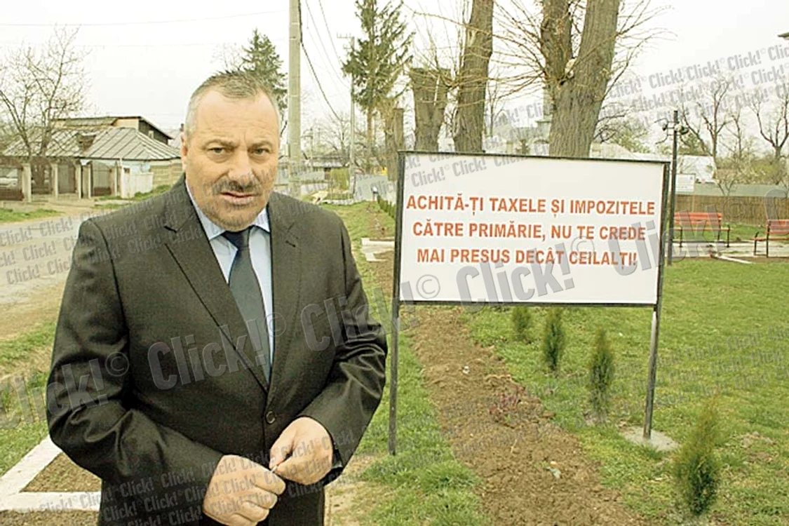 Aşa arată panourile primarului Nistor Bratosin (FOTO: ŞTEFAN BORCEA)