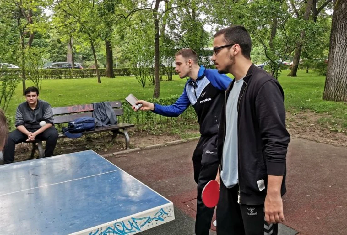 
    Ovidiu Ionescu a jucat tenis de masa cu telefonul  