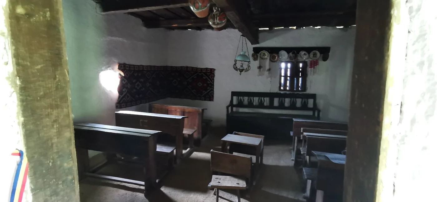Geamul mic (din stânga) putea fi acoperit cu o membrană FOTO Angela Sabău