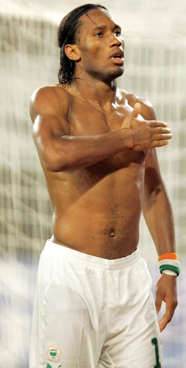 
    Drogba a scăpat  cu greu de furia  fanilor senegalezi  