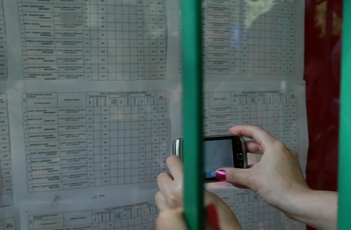 
    Părinţii cer demisia profesorilor care au făcut subiectele la limba românăFoto: Arhiva Click  