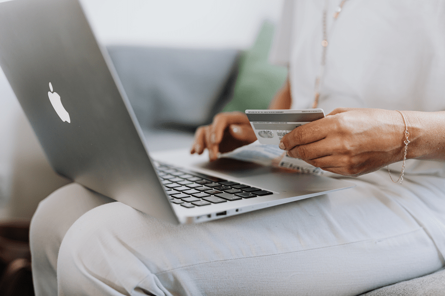 Românii și achizițiile online: Cu cât a crescut valoarea unei tranzacţii efectuate cu cardul în 2022