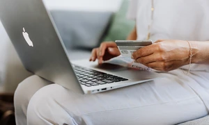 femeie cu laptop si card jpeg