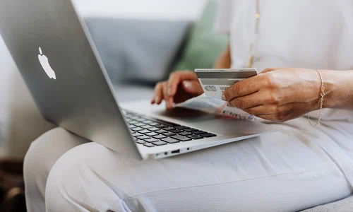 femeie cu laptop si card jpeg