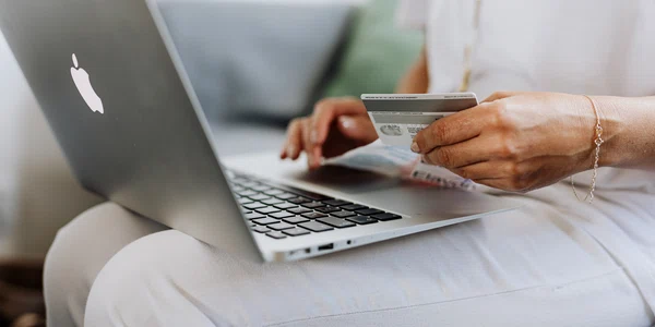 femeie cu laptop si card jpeg