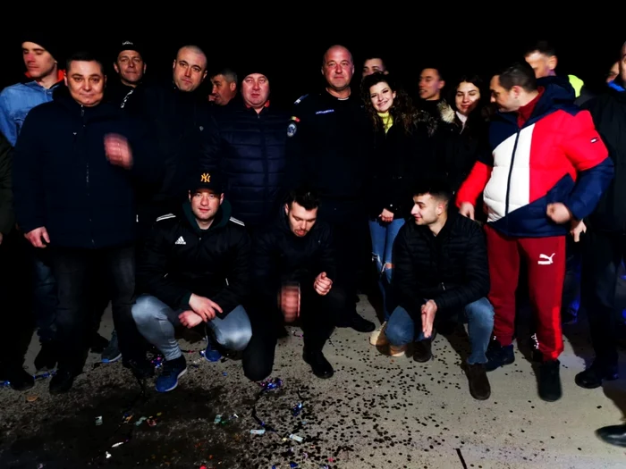 După ce au petrecut fără să respecte regulile de distanţare fizică, jandarmii braşoveni au făcut şi o fotografie de grup. FOTO: arhiva personala