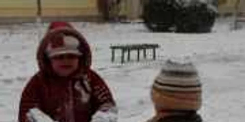 Piticii sunt invitaţi la expoziţie alături de mămici