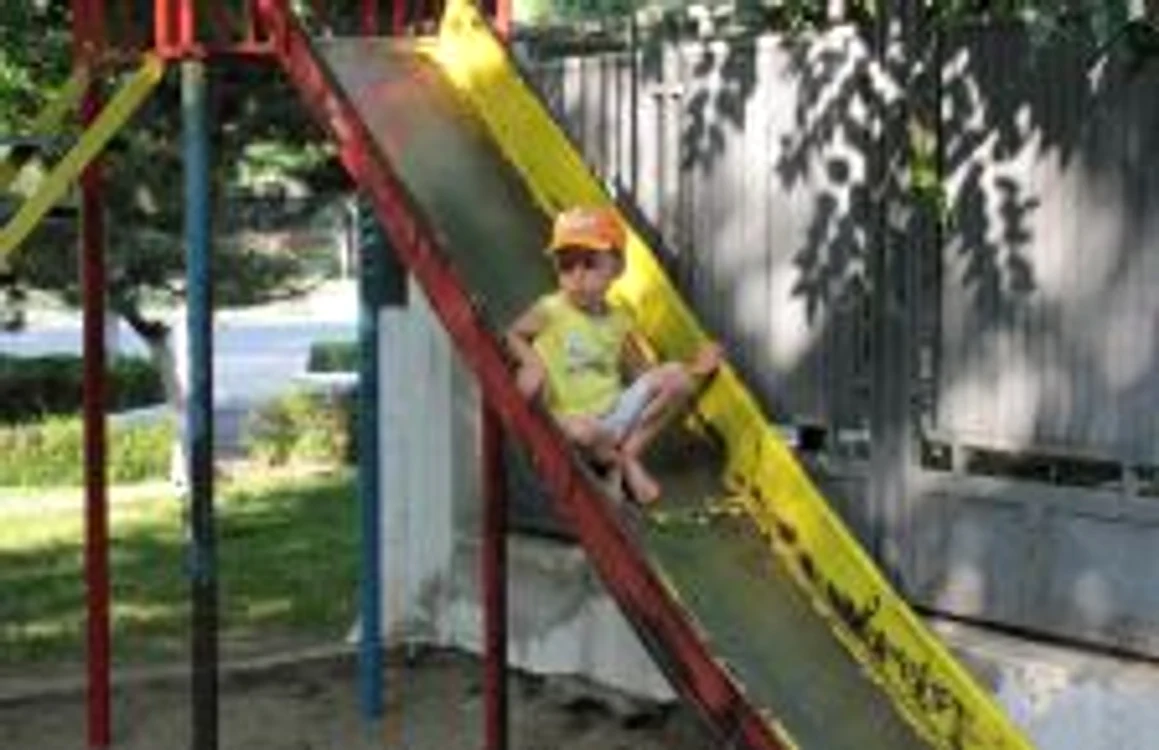 Copiii îşi rup hăinuţele pe topoganele ruginite